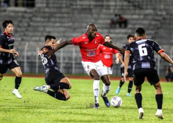 AKSI pemain KL City (jersi merah) ketika menentang Sarawak United malam ini. - IHSAN KL CITY FC
