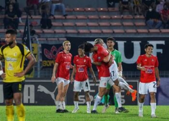 PEMAIN Kuala Lumpur City meraikan jaringan Paulo Josue yang membantu mereka menumpaskan Negeri Sembilan dalam aksi Liga Super di Stadium Bola Sepak Kuala Lumpur, Cheras kelmarin. – UTUSAN/SHIDDIEQIIN ZON
