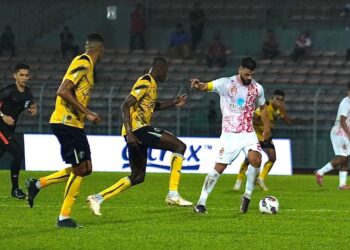 KAPTEN KL City FC, Paulo Josue  dikawal ketat oleh pemain Penang FC dalam aksi Liga Super 2023 di Stadium Bola Sepoak Kuala Lumpur  di Cheras sebentar tadi.