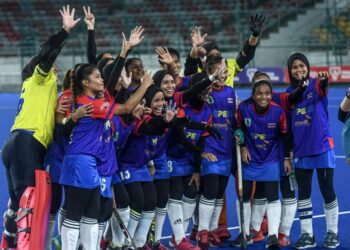 PASUKAN wanita Kuala Lumpur meraikan kejayaan menumpaskan Pahang untuk muncul juara wanita Piala Tun Abdul Razak kelmarin.