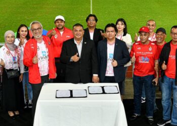 KHALID Abdul Samad (kiri) dan Azri Azerai pada majlis menandatangani perjanjian penjualan saham KLCFCdi Stadium Bola Sepak Kuala Lumpur, Cheras.