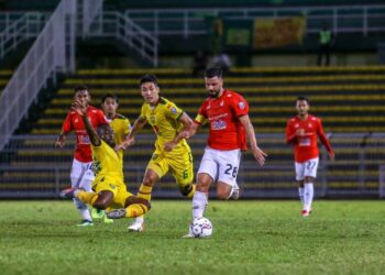 KAPTEN pasukan KL City Fc, Paulo Josue berjaya melepasi asakan dua pemain Kedah dalam perlawanan Liga Super di Stadium Darul Aman,kelmarin. - UTUSAN/ SHAHIR NOORDIN