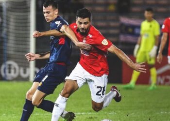 AKSI Kuala Lumpur City (kanan) ketika menentang PDRM FC dalam saingan Piala Malaysia.