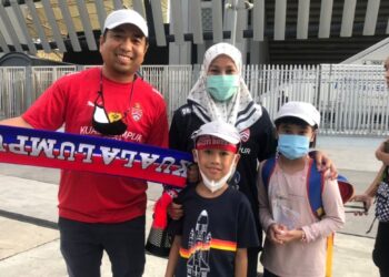 ZARLIZAN (kiri) bersama ahli keluarga hadir memberikan sokongan buat KL City FC dalam final Piala AFC.  - UTUSAN/SUBKHI SUDARJI