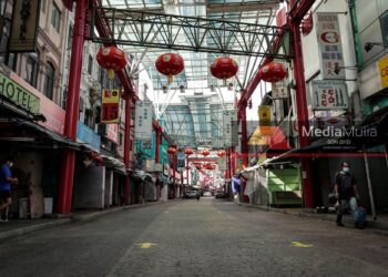 KEADAAN lengang di sekitar Jalan Petaling Kuala Lumpur ekoran penutupan perniagaan bukan keperluan. - UTUSAN/MOHD FARIZWAN HASBULLAH