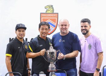 Teong Kim (dua dari kiri) bersama Bojan Hodak pada sidang media Piala Menteri Wilayah, malam ini.-IHSAN KL CITY