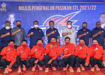 JALALUDDIN Alias (tengah) dan Mohd. Sumali Reduan (empat, kiri) memperkenalkan barisan pemain Kuala Lumpur Thunder yang akan berentap dalam Liga Sepak Takraw 2021/2022 di Pusat Dagangan Dunia, Kuala Lumpur, kelmarin. – UTUSAN/AMIR KHALID