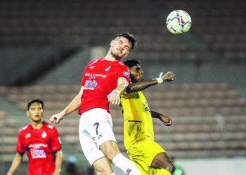 AKSI pemain Kuala Lumpur City (baju merah) ketika menentang Penang FC dalam saingan Liga Super di Stadium Bola Sepak Kuala Lumpur, Cheras kelmarin. – IHSAN KL CITY