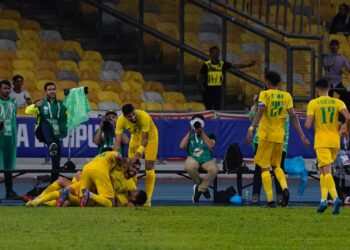 PEMAIN Al-Seeb meraikan jaringan mereka ketika menentang KL City dalam perlawanan akhir Piala AFC di Stadium Nasional Bukit Jalil hari ini. - UTUSAN/AMIR KHALID