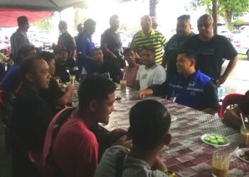 MUHAMMAD Noor Azman (duduk dua dari kanan) bermesra dengan orang muda di Taman Cempaka Sari Klang. - UTUSAN/ABDUL RAZAK IDRIS