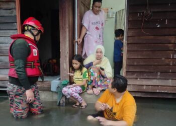 PASUKAN penyelamat dari Balai Bomba dan Penyelamat Pelabuhan Klang dan Banting menemui penduduk sebuah daripada 15 rumah dekat Jalan Mohd Yamin, Klang, Selangor ditenggelami banjir kilat hari ini.