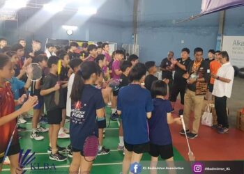 Jahaberdeen Mohamed Yunoos ketika melancarkan Kejohanan Badminton Tertutup Kuala Lumpur Projek Jejak Juara 2023 di SMK Seri Bintang Selatan di sini, hari ini.