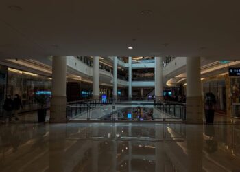 KEADAAN dalam kompleks beli belah Suria KLCC berikutan kejadian terputus bekalan elektrik di Kuala Lumpur dan beberapa negeri ekoran kerosakan pada salah satu peralatan di Pencawang Masuk Utama (PMU) Yong Peng North, semalam.