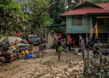 MANGSA banjir majoritinya tinggal sehelai sepinggang berikutan barang kelengkapan rumah dan kenderaan semuanya musnah. – UTUSAN/SYAWAL ROSLI