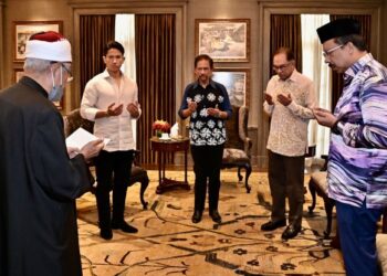 SULTAN Hassanal Bolkiah (tengah) dan Anwar Ibrahim (dUa dari kanan) mengaminkan doa sempena lawatan khas Sultan Brunei ke Malaysia hari ini.  - JABATAN PENERANGAN
