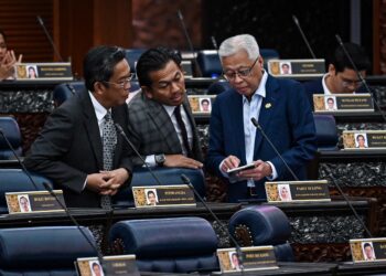 AHLI Parlimen Bera, Ismail Sabri berbincang sesuatu dengan Ahli 
Parlimen Jelebu, Jalaludin Alias dan Ahli Parlimen Paya Besar, Mohd. 
Shahar Abdullah pada sidang Dewan Rakyat semalam