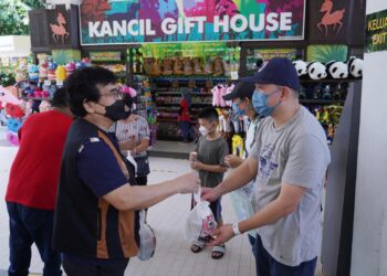 Timbalan Pengarah Zoo Negara, Rosly@Rahmat Ahmat Lana mengedarkan bubur lambuk kepada pengunjung sempena Program Bubur Lambuk Adabi Bersama Zoo Negara di Zoo Negara pada 28 April 2022. -FOTO/FAUZI BAHARUDIN