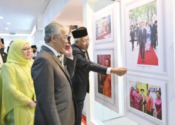 AL-SULTAN Abdullah Ri’ayatuddin Al-Mustafa Billah Shah dan Tunku Azizah Aminah Maimunah Iskandariah berkenan melawat galeri pameran sempena Istiadat Konvokesyen UniKL di Kuala Lumpur, semalam.