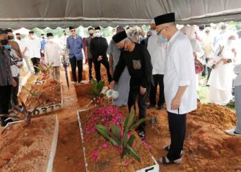 Ismail Sabri Yaakob memberikan penghormatan terakhir kepada bekas Menteri Pertahanan, Tengku Tan Sri Ahmad Rithauddeen Tengku Ismail yang dikebumikan di Tanah Perkuburan Islam Bukit Kiara di sini hari ini. -UTUSAN/FAUZI BAHARUDIN