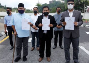 MOHD. Sany Hamzan (kiri), Mohd. Hasbie Muda (tengah) dan Abbas Salimmi Che Adzmi @ Azmi (kanan) ketika hadir menyerahkan memorandum Amanah kepada Agong berkenan isu Azam Baki di pintu pagar Istana Negara, Kuala Lumpur, hari ini. - FOTO/SYAWAL ROSLI