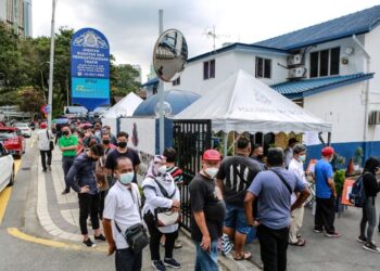 ORANG ramai beratur menunggu giliran bagi melakukan bayaran saman di Jabatan Siasatan dan Penguatkuasaan Trafik Jalan Bandar. Penawaran diskaun tersebut sempena 100 Hari Aspirasi Keluarga Malaysia dan pihak Polis Diraja Malaysia (PDRM) menawarkan pengurangan kompaun saman terpilih sehingga 80 peratus dengan had minimun RM30 bermula 9 hingga 12 Disember tahun lalu -UTUSAN/AFIQ RAZALI