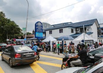Orang ramai beratur menunggu giliran bagi melakukan bayaran saman di Jabatan Siasatan dan Penguatkuasaan Trafik Jalan Bandar di Kuala Lumpur hari ini. - UTUSAN/AFIQ RAZALI