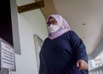 SITI Bainun Ahd Razali hadir bagi perbicaraan dua pertuduhan mengabai dan menganiayai remaja Sindrom Down dikenali sebagai Bella di Mahkamah Sesyen Kuala Lumpur. - UTUSAN/MOHD. FIRDAUS MOHD JOHARI