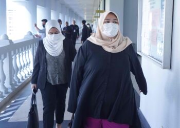 SITI Bainun Ahd Razali ketika hadir bagi perbicaraan kes yang di hadapinya berhubung pertuduhan mengabai dan menganiaya remaja perempuan Sindrom Down yang dikenali sebagai Bella berusia 13 tahun di Kompleks Mahkamah Kuala Lumpur. - UTUSAN/FAUZI BAHARUDIN
