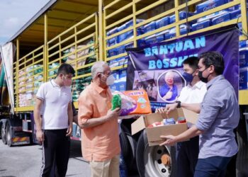 NAJIB Tun Razak melihat barangan bantuan yang akan disalurkan kepada mangsa banjir susulan fenomena kepala air di Merbok dan Yan Kedah di kediamannya di Jalan Langgak Duta, Kuala Lumpur, hari ini. - FOTO/FAUZI BAHARUDIN