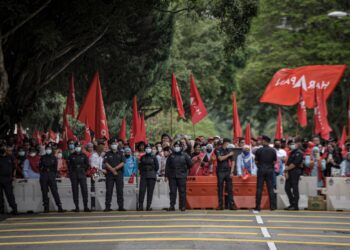 ANGGOTA-ANGGOTA polis mengawal ketat
hari penamaan calon Parlimen Lembah Pantai di
Pusat Komuniti Bukit Bandaraya, Kuala Lumpur
pada 5 November lalu.–UTUSAN/FAIZ ALIF AHMAD ZUBIR