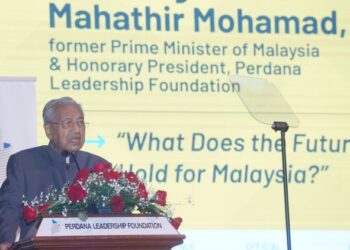 DR. Mahathir Mohamad ketika berucap pada majlis penutup Forum CEO 2022 anjuran Yayasan Kepimpinan Perdana di Pusat Konvensyen Times Square di sini hari ini. -UTUSAN/FAUZI BAHARUDIN
