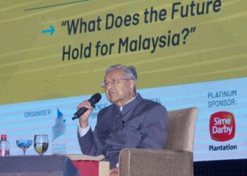 TUN Dr. Mahathir Mohamad ketika menjawab soalan peserta pada majlis penutup Forum CEO 2022 anjuran Yayasan Kepimpinan Perdana di Pusat Konvensyen Times Square di sini hari ini. -UTUSAN/FAUZI BAHARUDIN