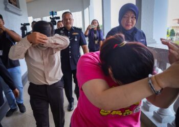 PASANGAN suami isteri, Lum Kah Wai dan Loke Chee Hui dihadapkan ke Mahkamah Sesyen Kuala Lumpur semalam atas pertuduhan mengeksploitasi secara kekerasan pembantu rumah warga Indonesia, sejak tahun lalu. - UTUSAN/SADDAM YUSOFF