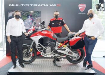 (Dari kiri) Ketua Pegawai Eksekutif Kumpulan Naza Corporation Holding Sdn. Bhd., Datuk Nik Hamdan Nik Hassan; Pengerusi Kumpulan Automotif Naza, Datuk Jasmy Ismail dan Dennis Michael pada majlis pelancaran Multistrada V4 di Petaling Jaya, semalam. – UTUSAN/FAUZI BAHARUDIN