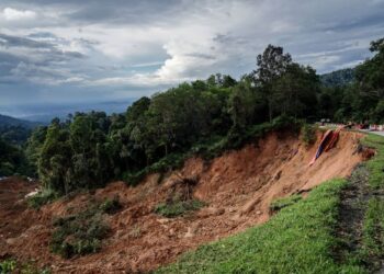GEOFIZIKAL dan topografi tapak perkhemahan Father’s Organic Farm di Batang Kali yang berbukit-bukau menyebabkan struktur tanah mudah terhakis tatkala hujan secara berterusan. – UTUSAN/MUHAMAD IQBAL ROSLI