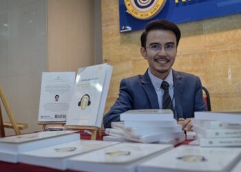 MAJLIS pelancaran buku ilmiah berjudul Popular Music: Islamic Popular Music in Malaysia ' From traditional approach to contemporary design' oleh selebriti nasyid tanah air, Dr. Fitri Haris di UUM Kampus Kuala Lumpur (UUMKL), semalam. - M Firdaus M Johari