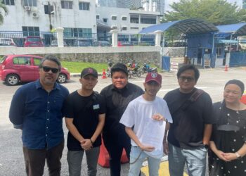 PRODUKSI telemovie Bas Terakhir Malam Raya membuat laporan polis di IPD Brickfields susulan kebocoran karya tersebut di saluran Youtube sejak enam hari lalu.- UTUSAN/FITRI NIZAM