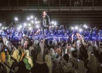 Selepas menonton konsert hiburan dengan bunyi muzik kuat secara berterusan, individu perlu keluar sekejap untuk merehatkan telinga. – GAMBAR HIASAN