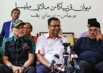 Pengerusi Majlis Tindakan Ekonomi Melayu (MTEM), Abdul Halim Husin bercakap pada sidang media bersama gabungan NGO mahu sasaran ekonomi bumiputera jadi manifesto wajib PRU15 di Anjung Melayu, Kuala Lumpur. UTUSAN/AFIQ RAZALI