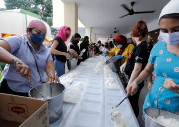 BANTUAN sukarelawan bukan sahaja dapat mengurangkan beban agensi kerajaan tetapi lebih penting lagi dapat meringankan kesengsaraan mangsa banjir. – UTUSAN/SYAWAL ROSLI