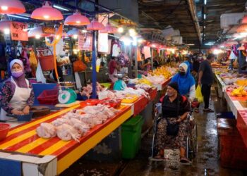 HARGA ayam meningkat sehingga RM10.50 sekilogram di pasar awam di Nibong Tebal, Seberang Perai Selatan.