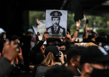 PESERTA himpunan #TangkapAzamBaki berkumpul di Jalan Bangsar bagi mendesak Tan Sri Azam Baki meletakkan jawatan sebagai Ketua Pesuruhjaya SPRM. - UTUSAN/AFIQ RAZALI