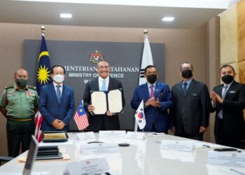 HISHAMMUDDIN Tun Hussein menunjukkan MoU yang ditandatangani bersama Suh Wook secara maya ketika mengadakan mesyuarat dua hala secara hibrid yang disertai Duta Besar Korea Selatan ke Malaysia, Lee Chi-beom dan Ketua Setiausaha Kementerian Pertahanan, Datuk Seri Muez Abd. Aziz di Wisma Pertahanan, Kuala Lumpur.