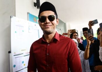 HAFIDZ Roshdi tiba di Mahkamah Rendah Syariah Shah Alam berikutan kes perceraian bersama pasangannya, Nurul Shuhada Mat Shukri sebelum ini. - FOTO/AFIQ RAZALI