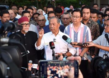 MUHYIDDIN Yassin ketika sidang akhbar di kediamannya berkenaan isu pelantikan Perdana Menteri Malaysia ke-10. - FB/MUHYIDDIN YASSIN