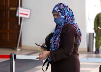 NOR Haslinda Abdul Manaf, isteri Ismahalil Hamzah hadir di Kompleks Mahkamah Kuala Lumpur bagi mengikuti perbicaraan suaminya itu. - UTUSAN/FAUZI BAHARUDIN