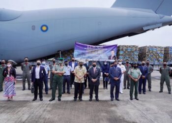 IKMAL Hisham Abdul Aziz (lima dari kiri) bergambar bersama Pengasas The Mines Resort and Country Heights Holdings, Tan Sri Lee Kim Yew (empat kiri) selepas meninjau proses pemunggahan pada Majlis Penyerahan Kotak Makanan Program Bantu-Bantu Malaysia kepada Kementerian Pertahanan Sempena Inisiatif Gerobok Rezeki Angkatan Tentera Malaysia (ATM) di Pangkalan Udara (Tentera Udara Diraja Malaysia (TUDM) Subang di sini hari ini. 
Turut hadir, Ketua Setiausaha Kementerian Pertahanan (KSU), Datuk Seri Muez Abd Aziz (dua kanan) dan Panglima Tentera Darat, Jeneral Tan Sri Zamrose Mohd Zain (tiga kiri). -UTUSAN/FAUZI BAHARUDIN
