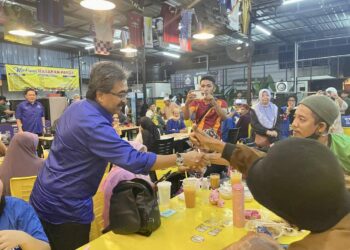 JOHARI Abdul Ghani ketika berucap pada  Sesi Sembang Santai Bersama Anak Muda di Keramat. FB : JOHARI GHANI