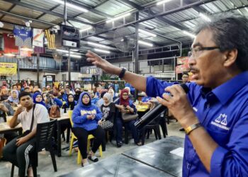 Johari Abdul Ghani ketika berucap pada  Sesi Sembang Santai Bersama Anak Muda di Keramat, Kuala Lumpur, malam semalam.