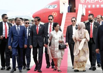 JOKO Widodo dan Iriana tiba di Lapangan Terbang Antarabangsa Kuala Lumpur (KLIA) sempena  lawatan kerja dua hari ke Malaysia bermula semalam.  Ketibaan beliau dan rombongan disambut oleh Menteri Luar, Datuk Dr. Zambry Abdul Kadir (dua dari kiri). – JABATAN PENERANGAN